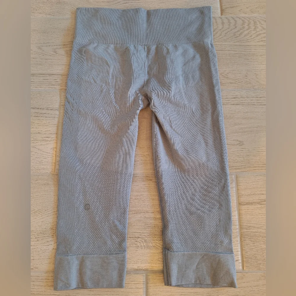 Lululemon Cropped Capri Gray Textured Compression Leggings - Size 6